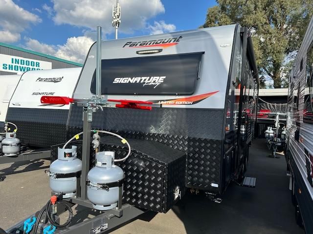 2023 Paramount Signature 20’6 Family 2 Bunks with Toilet and Shower