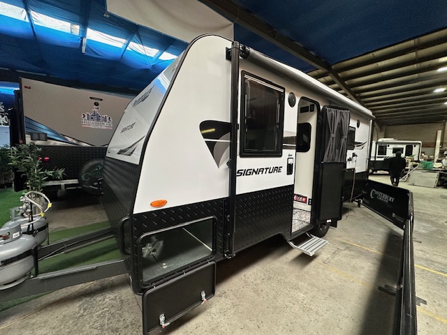 2024 Paramount Signature 18’ Semi Off Road 2 Berth - Cafe Lounge