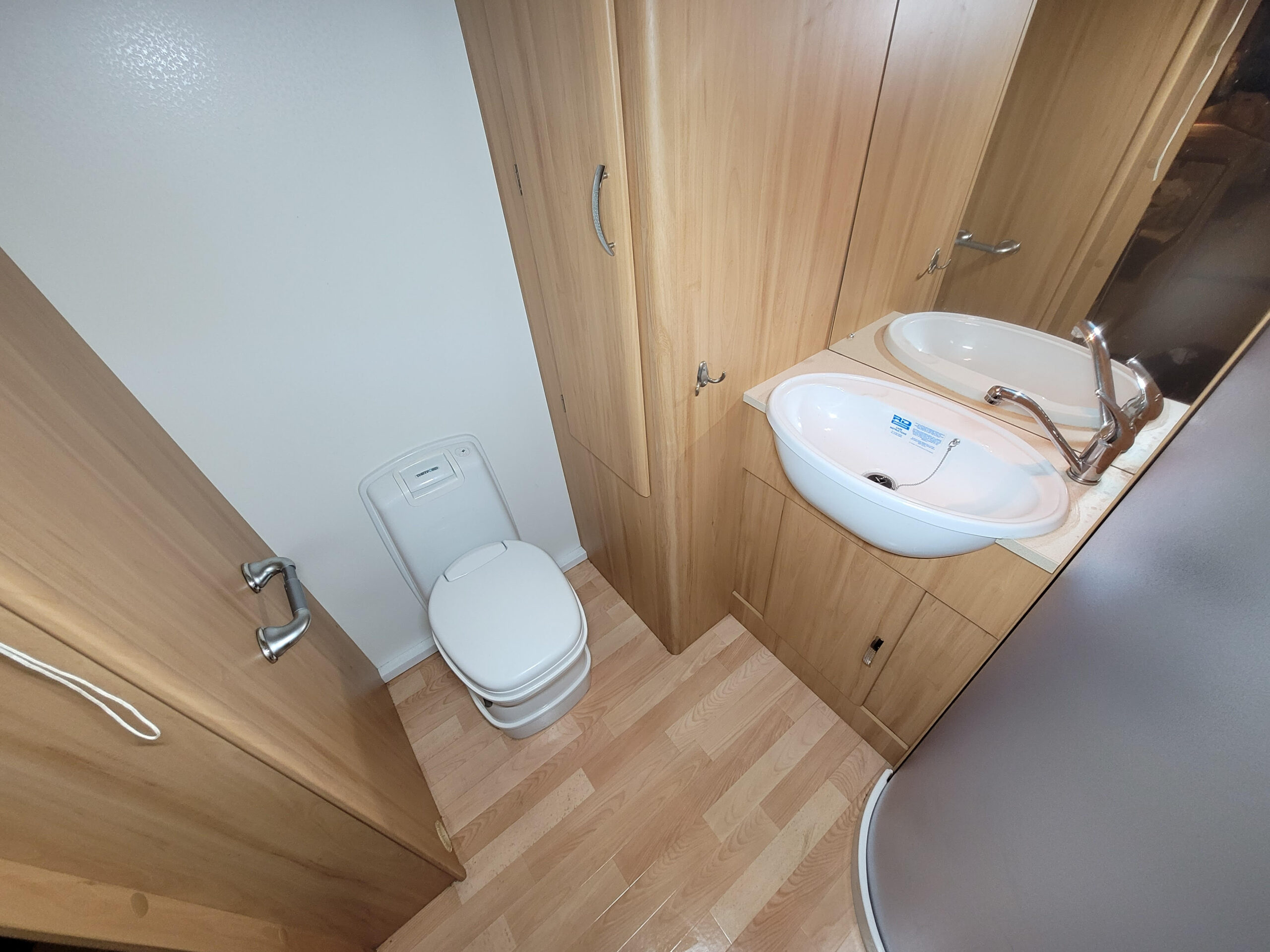 Used Avondale Mayfair 545 (2007) Touring Caravan For Sale | Used Avondale Mayfair 545 (2007) Caravan Dealer - Image 3