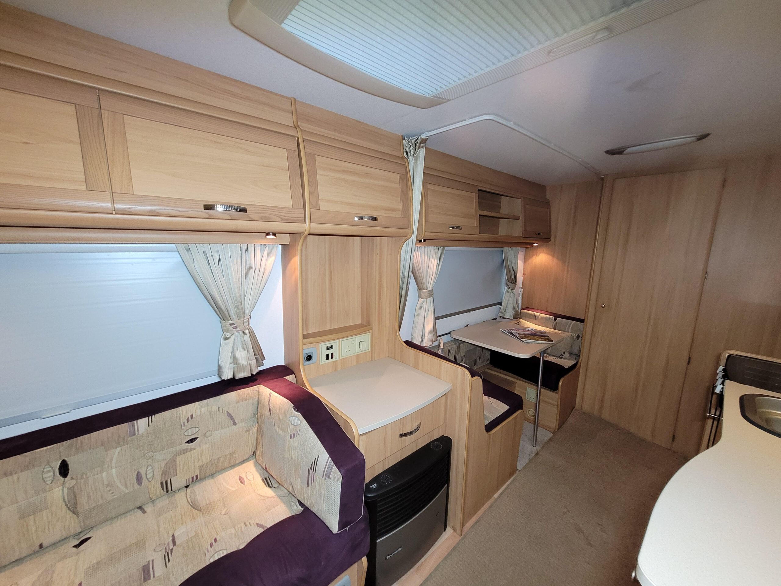 Used Avondale Mayfair 545 (2007) Touring Caravan For Sale | Used Avondale Mayfair 545 (2007) Caravan Dealer - Image 7