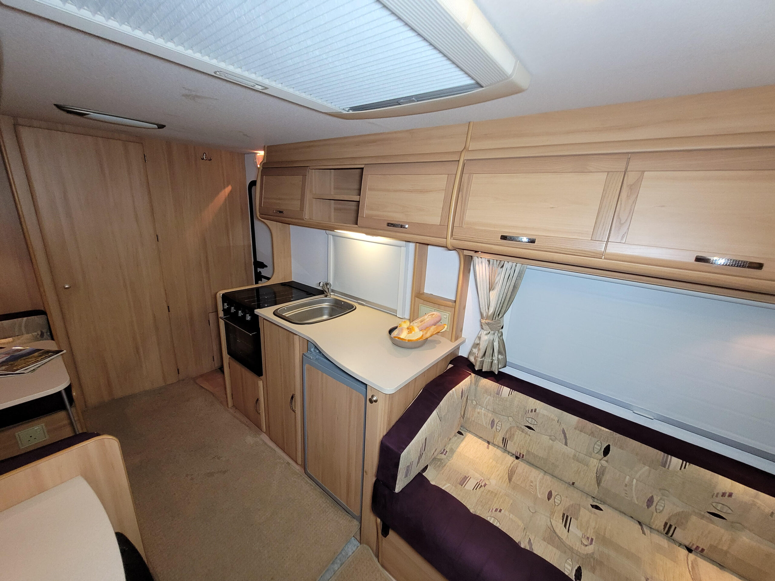 Used Avondale Mayfair 545 (2007) Touring Caravan For Sale | Used Avondale Mayfair 545 (2007) Caravan Dealer - Image 6