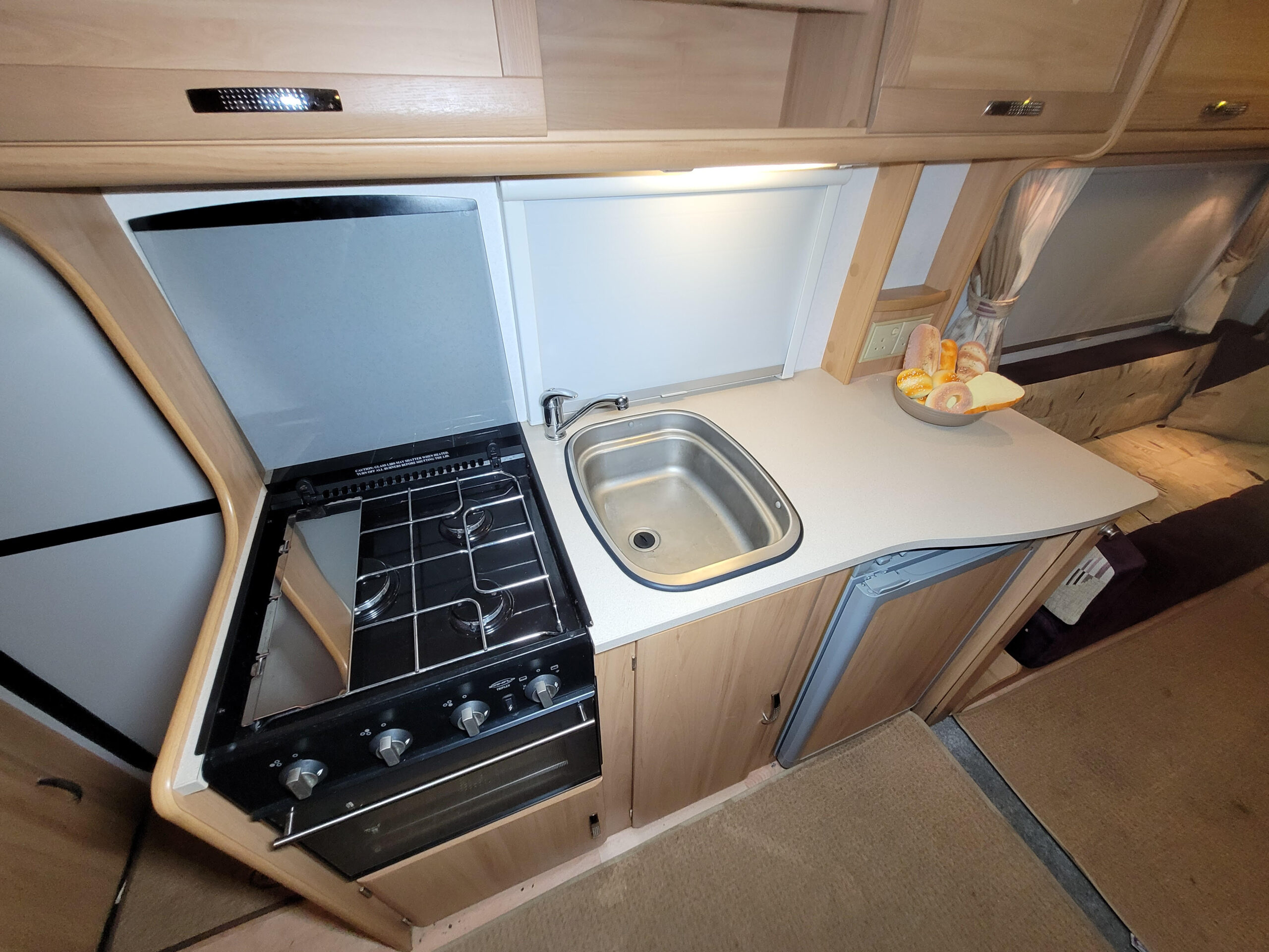 Used Avondale Mayfair 545 (2007) Touring Caravan For Sale | Used Avondale Mayfair 545 (2007) Caravan Dealer - Image 5