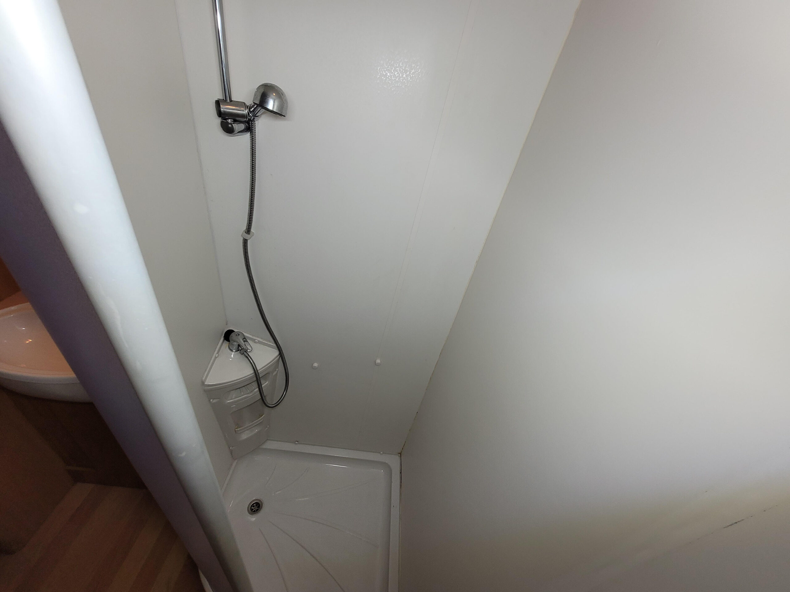 Used Avondale Mayfair 545 (2007) Touring Caravan For Sale | Used Avondale Mayfair 545 (2007) Caravan Dealer - Image 2