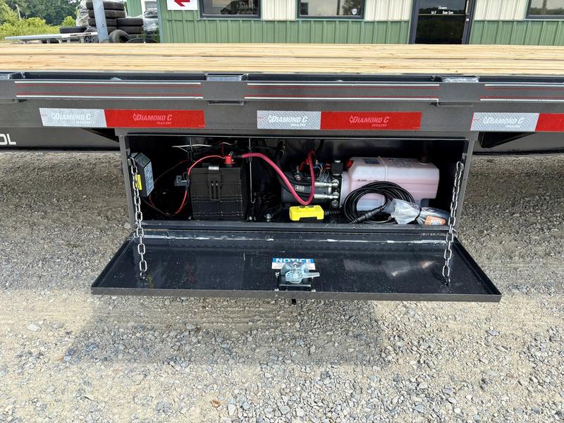 2026 Diamond C FMAX210 2.0 32' x 102" Engineered Beam 25k W/ Hydraulic Dovetail - Image 13