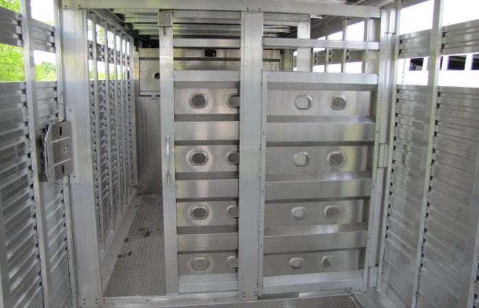 2023 EBY Maverick 20′ Aluminum Gooseneck Livestock Trailer - Image 13