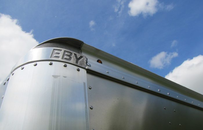 2023 EBY Maverick 20′ Aluminum Gooseneck Livestock Trailer - Image 7